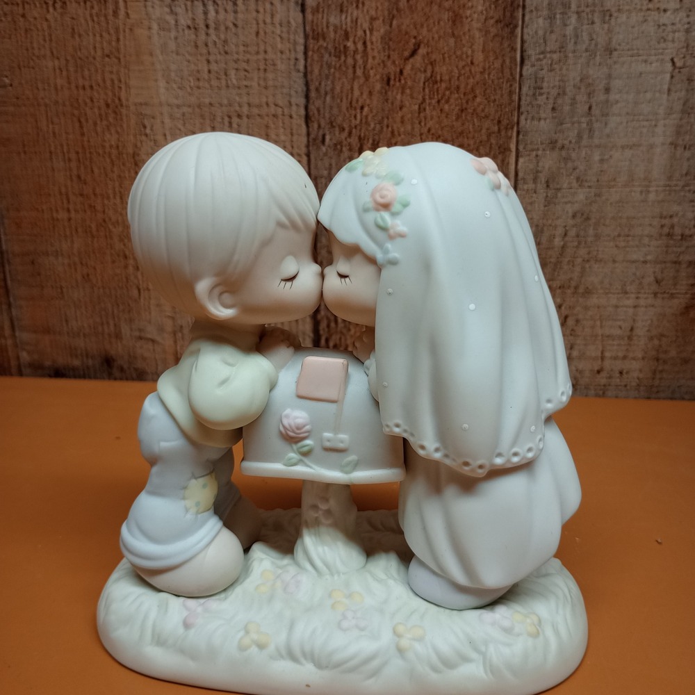 Precious Moments Sealed With A Kiss 1992 Wedding Figurine 524441 Enesco